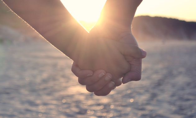 praying-holding-hands